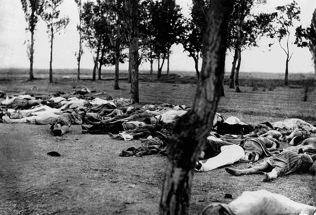 Armenian Genocide 1918 photo people dead on side of routes used to force relocate people dying of thirst starvation exhaution